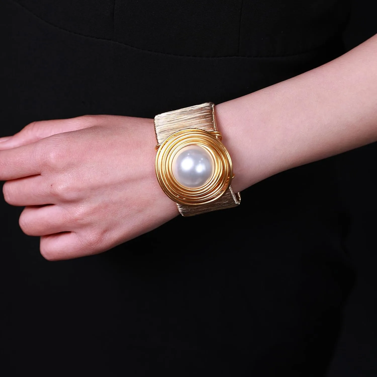 Chunky Gold Cuff Bracelets for Women Stack Silver Bracelet Vintage Bohemian Indian Bangles for Women Adjustable Open Wide Gold Bangle Bracelet Trendy Statement Jewelry
