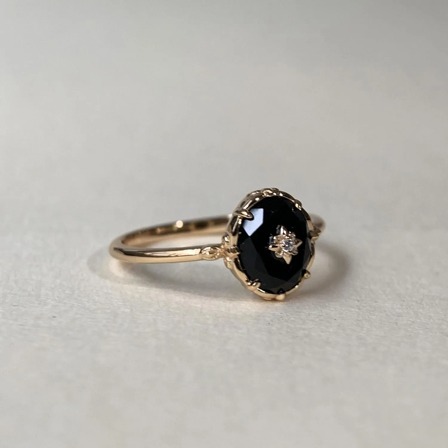 Vintage Black Onyx Engagement Ring for Women Gold Art Deco Solitaire Wedding Ring Unique Oval Cut Stone Anniversary Jewelry
